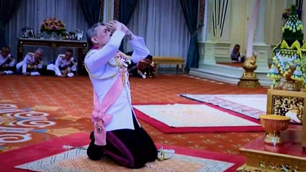 Thái tử Maha Vajiralongkorn thể hiện lòng thành kính trước anh linh vị cha kính yêu