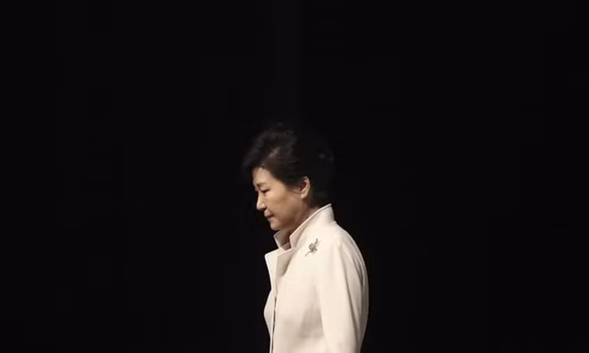 Cựu Tổng thống Park Geun-hye bị kết án 24 năm tù và 18 tỉ won tiền phạt. Ảnh: The Guardian