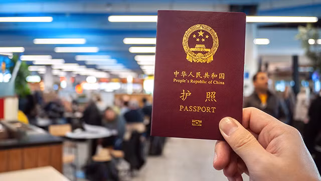 Hô chiếu Trung Quốc. Ảnh: Rappler