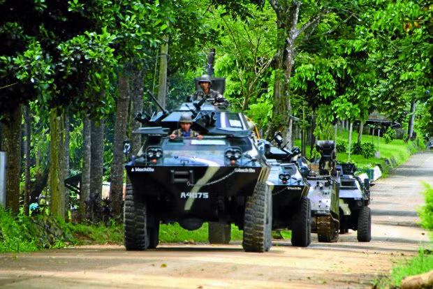 Một nhóm xe tăng bọc thép đã rời khỏi căn cứ của Lữ đoàn 103 đến thành phố Marawi hôm 25-5 nhằm cung cấp viện trợ quân đội cho cuộc chiến nổ ra giữa quân đội và nhóm phiến quân Maute. Ảnh: Richel