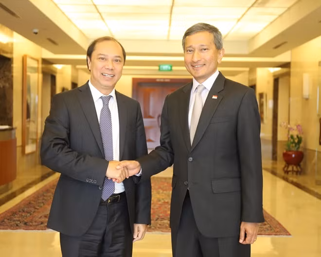 Thứ trưởng Bộ Ngoại giao Nguyễn Quốc Dũng và Bí thư Thường trực Bộ Ngoại giao Singapore Chee Wee Kiong. Ảnh: MOFA