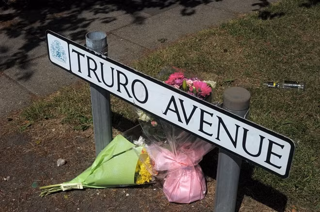 Những bông hoa được đặt tại Truro Avenue, nơi vụ đâm xe xảy ra khiến một người đàn ông tử nạn. Ảnh: MEN