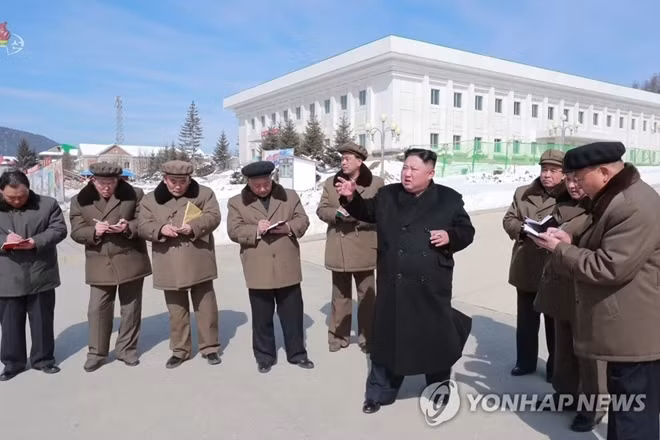 Nhà lãnh đạo Triều Tiên Kim Jong-un thị sát một công trường xây dựng ở Samjiyon, tỉnh Ryanggang. Ảnh: Yonhap