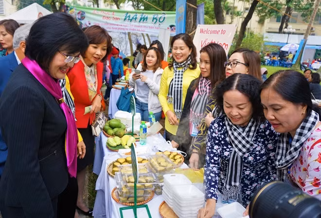 Đại sứ Nguyễn Nguyệt Nga cùng các đại biểu tham quan các gian hàng ẩm thực tại sự kiện.