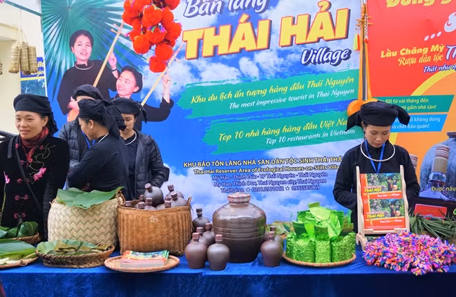 Điểm đặc biệt của Liên hoan Ẩm thực năm nay là sự tham gia của gần 20 tỉnh thành trên cả nước với những nền văn hóa và nét ẩm thực khác biệt. Từ hương vị chè Thái Nguyên tinh khiết....