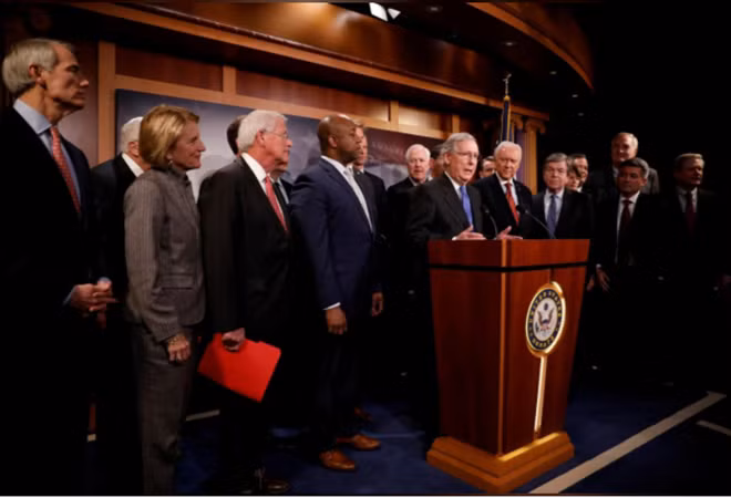 Lãnh đạo Khối đa số Thượng viện Mitch McConnell chia sẻ với báo giới kết quả bỏ phiếu thông qua dự luật. Ảnh: Reuters