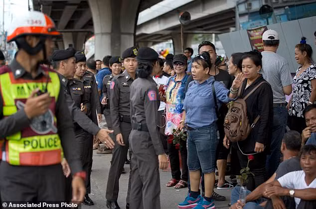 Cảnh sát có mặt để trấn an người dân sau thông tin bà Yingluck không xuất hiện. Ảnh: AP