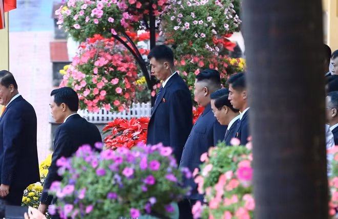 Theo nhà phân tích Michael Madden, trong quá trình hộ tống ông Kim Jong-un, các vệ sĩ hình thành một vòng bao quanh nhà lãnh đạo với chu vi bảo vệ có tầm nhìn 360 độ để đảm bảo bao trùm hết vị trí và những người gần ông Kim.