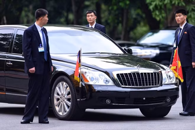 Cận cảnh các vệ sĩ vest đen luôn theo sát chiếc xe của ông Kim Jong-un.