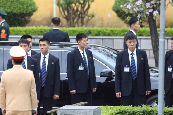 Chân dung các vệ sĩ vest đen luôn có mặt bảo vệ ông Kim Jong-un trong các chuyến công du nước ngoài quan trọng.