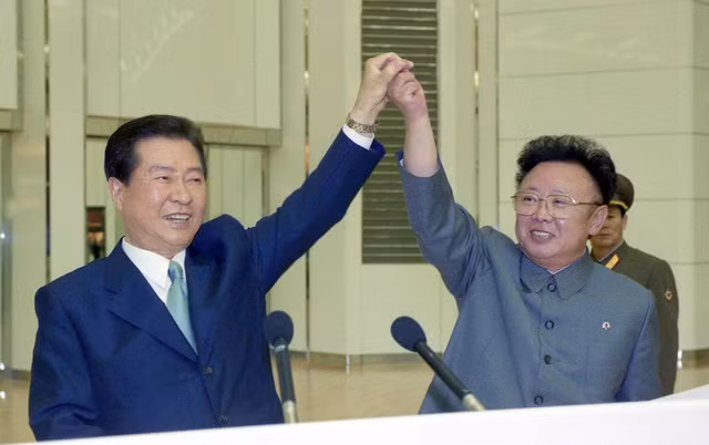 10h27 phút sáng ngày 13-6-2000, Tổng thống Hàn quốc Kim Dae-jung hạ cánh tại sân bay Sunan, Bình Nhưỡng, với sự chào đón của nhà lãnh đạo Triều Tiên Kim Jong-il. Cái nắm tay đầy hữu nghị giữa hai nhà lãnh đạo là hình ảnh biểu trưng cho sự bắt đầu của hội nghị thượng đỉnh liên Triều lần thứ nhất diễn ra từ ngày 13 đến 15-6-2007 tại thủ đô Bình Nhưỡng của Triều Tiên.