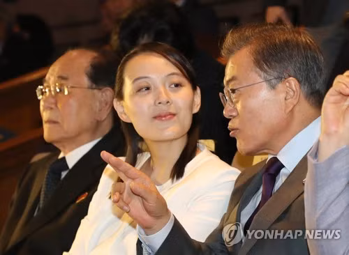 Bà Kim Yo-jong cùng Tổng thống Hàn Quốc Moon Jae-in cùng xem buổi biểu diễn nghệ thuật tại Seoul vào tối 11-2. Ảnh: Yonhap