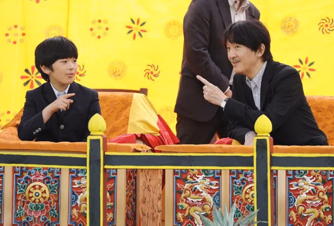 Thái tử Fumihito cùng tiểu hoàng tử Hisahito tham dự buổi trình diễn bắn cung tên do hoàng gia Bhutan tổ chức. Bắn cung được coi là một trong những môn thể thao quốc dân của Bhutan. Ảnh: Mainichi