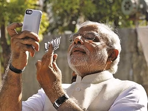 Thủ tướng Narendra Modi chụp hình selfie để ủng hộ trào lưu #SelfiewithModi khuyến khích người dân đăng tải selfie lên Tweeter. Ảnh: WSJ Thủ tướng Narendra Modi chụp hình selfie để ủng hộ trào lưu #SelfiewithModi khuyến khích người dân đăng tải selfie lên Tweeter. Ảnh: WSJ