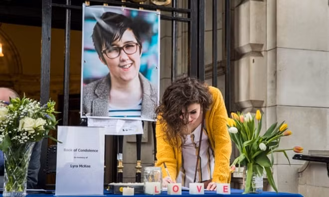 Người dân đặt nến và hoa tưởng nhớ nữ nhà báo Lyra McKee. Ảnh: The Guardian