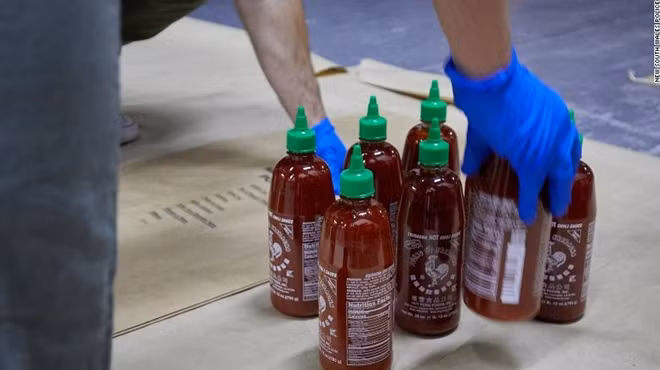 Ma túy đá được cất giấu tinh vi trong những chai tương ớt Sriracha. Ảnh: Cảnh sát New South Wales