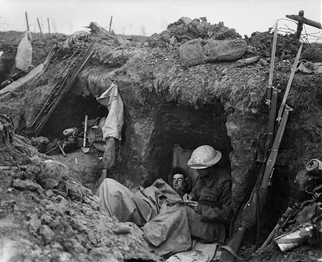 Giấc ngủ hiếm hoi của những binh sĩ Anh trong một trận đánh năm 1916. Ảnh: Imperial War Museums