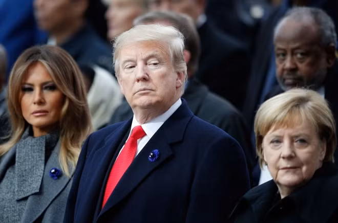 Tổng thống Mỹ Donald Trump cùng phu nhân sánh bước bên Thủ tướng Đức Angela Merkel. Ảnh: CNN