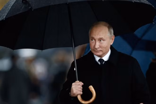 Tổng thống Nga Putin tới Khải Hoàn Môn để dự lễ kỉ niệm. Ảnh: CNN