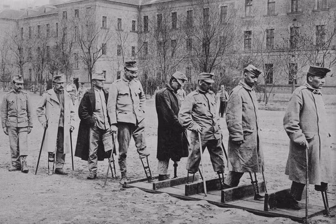 Những thương binh đang tập đi tại một bệnh viện ở Budapest. Cuộc chiến đã làm hơn 16 triệu binh sĩ tử nạn và khoảng 20 triệu người bị tàn phế. Ảnh: AP