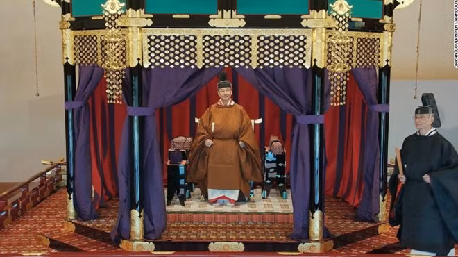 Khoảnh khắc mang tính biểu tượng đã diễn ra, khi Nhật hoàng Naruhito đã bước lên và ngồi vào ngai vàng Takamikura trong chính điện tại Hoàng cung, đưa ra bài phát biểu đầu tiên của mình, tuyên bố lên ngôi hoàng đế.