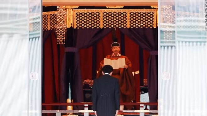 Nhật hoàng Naruhito phát biểu trước sự chứng kiến của các quan chức trong và ngoài nước. Thủ tướng Nhật Bản Shinzo Abe cũng có bài diễn văn chúc mừng sự kiện mang tính lịch sử này. Ảnh: Kyodo