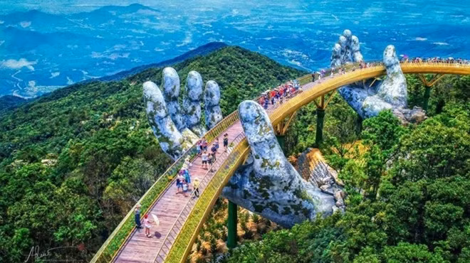 Cầu Vàng - một trong những điểm đến thu hút du khách tại Việt Nam. Ảnh: GT