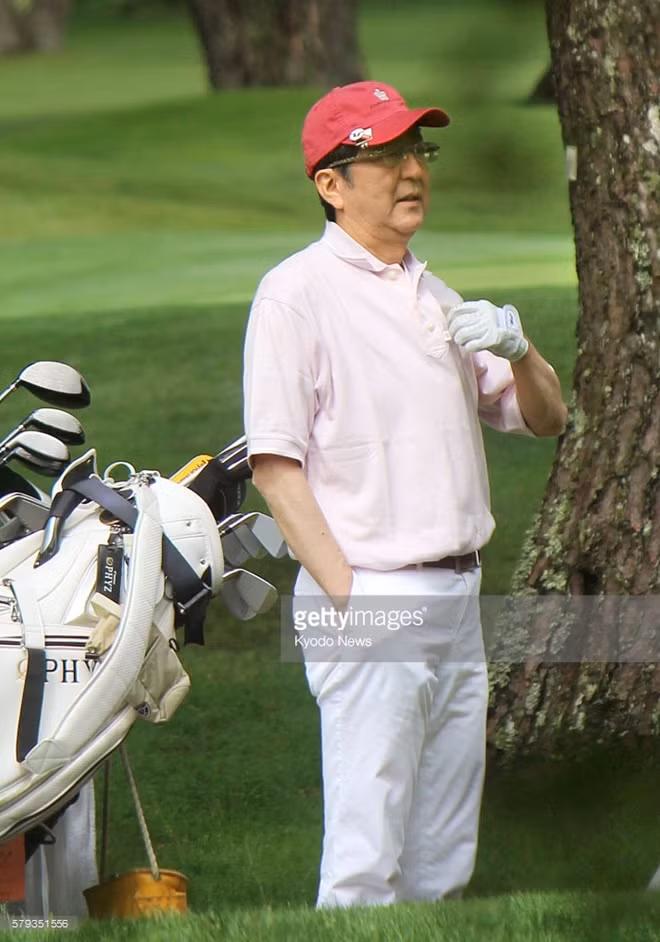 Thủ tướng Nhật Bản tham gia một buổi chơi golf. Ảnh: Getty Image