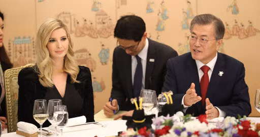 Tối 23-2, Ivanka Trump dùng bữa tối với Tổng thống Hàn Quốc Moon Jae In. Cô được cho là đã sẵn sàng thảo luận với ông Moon về chính sách "áp lực tối đa" của cha mình. Ảnh: Yonhap