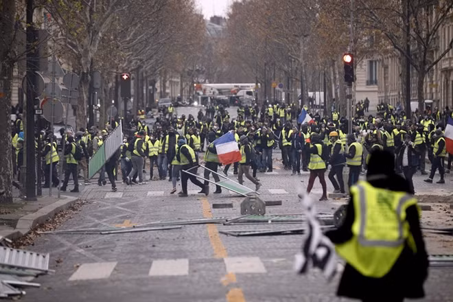 Những thành phần biểu tình quá khích cố tình phá hoại các công trình tại thủ đô Paris. Ảnh: AP