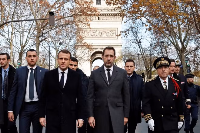 Tổng thống Pháp Emmanuel Macron ngày 2-12 đã trực tiếp đến thị sát tình hình tại khu vực quanh Khải Hoàn Môn. Ảnh: Reuters