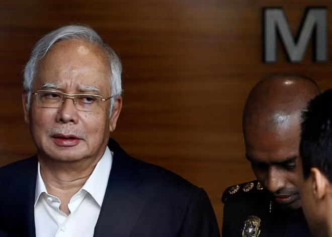 Cựu Thủ tướng Najib Razak xuất hiện hôm 24-5 vừa qua tại cơ quan chống tham nhũng để thẩm vấn. Ảnh: Reuters