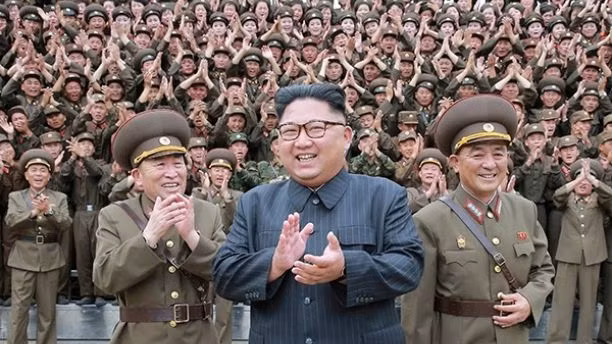 Ông Kim Jong-un gọi vụ phóng tên lửa hôm 29-8 là một "màn mở đầu có ý nghĩa" nhằm kiềm chế đảo Guam. Ảnh: Reuters