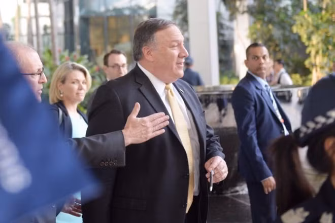 Ngoại trưởng Mỹ Mike Pompeo xuất hiện sau buổi họp báo ngày 11-6. Ảnh: Straits Times