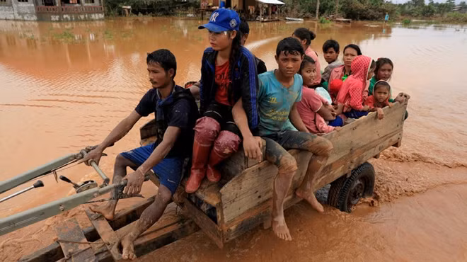 Hàng nghìn người dân mất nhà cửa, phải sơ tán sau sự cố vỡ đập. Ảnh: Reuters