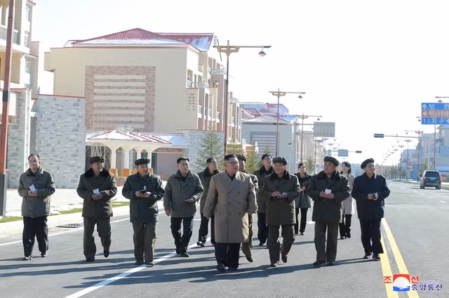 Cũng theo KCNA, trong khuôn khổ chuyến thăm đến ngọn núi thiêng, nhà lãnh đạo Kim Jong-un đã dừng chân tại một khu du lịch đặc biệt được xây dựng dưới chân ngọn núi này.