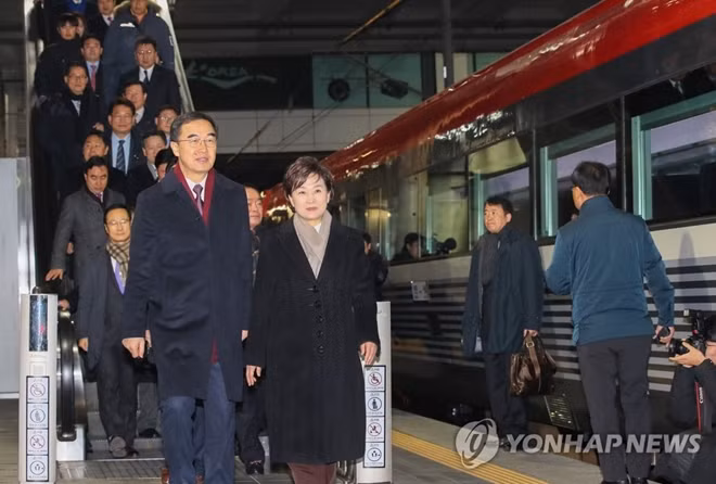 Các đại biểu phía Hàn Quốc chuẩn bị đáp chuyến tàu đặc biệt đến ga Panmun từ ga Seoul, Hàn Quốc. Ảnh: Yonhap