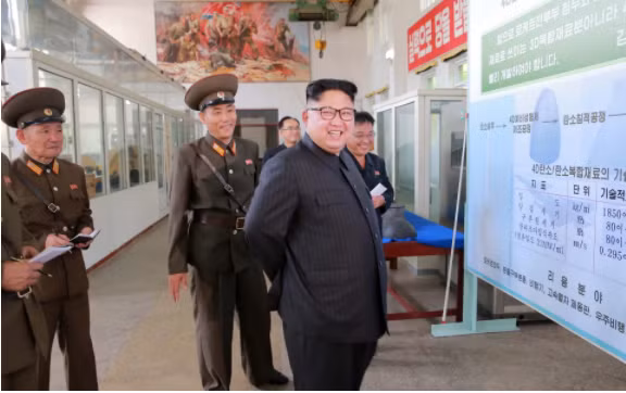 Nhà lãnh đạo Kim Jong Un trong chuyến thăm Viện Vật liệu Hóa học thuộc Học viện Khoa học Quốc phòng hôm 23/8. Ảnh: Reuters.