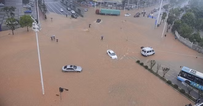 Lũ lụt tràn vào trung tâm các thành phố, gây cản trở giao thông và sinh hoạt. Ảnh: Reuters