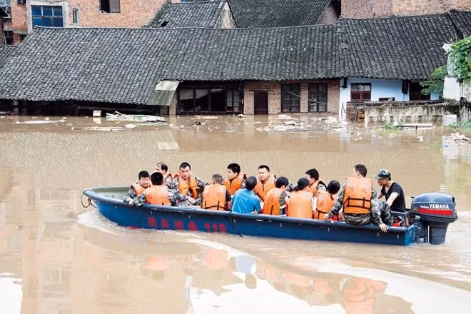 Các lực lượng cứu hộ được triển khai kịp thời để hỗ trợ người dân khu vực lũ lụt. Ảnh: Xinhua