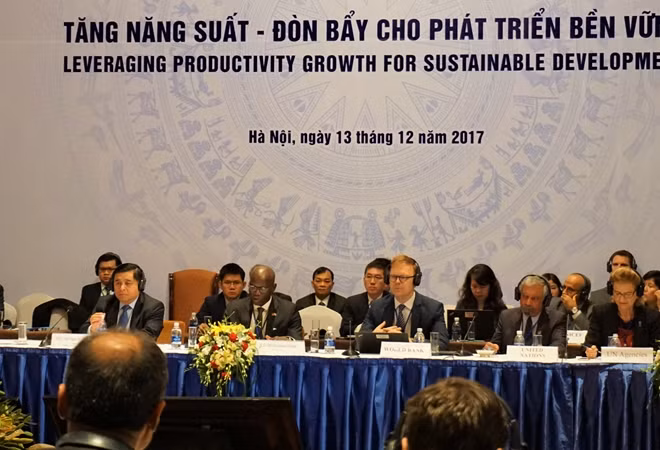 Bộ trưởng Kế hoạch và Đầu tư Nguyễn Chí Dũng và Giám đốc Ousmane Dione, Giám đốc Quốc gia Ngân hàng Thế giới tại Việt Nam đồng chủ trì Diễn đàn.