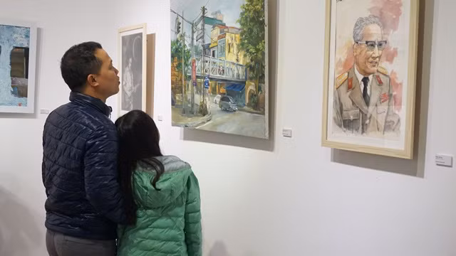 Trong ngày đầu mở cửa, triển lãm đã thu hút được rất nhiều khán giả ở nhiều lứa tuổi khác nhau đến cùng tham quan và tìm hiểu về ý nghĩa của các tác phẩm được trưng bày. Trong ngày đầu mở cửa, triển lãm đã thu hút được rất nhiều khán giả ở nhiều lứa tuổi khác nhau đến cùng tham quan và tìm hiểu về ý nghĩa của các tác phẩm được trưng bày.