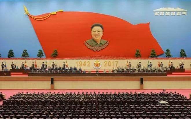 Hãng thông tấn trung ương Triều Tiên (KCNA) cho biết nhà lãnh đạo trẻ Kim Jong-un đã vào lăng viếng cha tại Cung điện Kumsusan ở thủ đô Bình Nhưỡng nhân kỷ niệm 75 năm ngày sinh của ông Kim Jong-il. Trước đó, vào hôm qua, một buổi lễ lớn khác để kỷ niệm ngày sinh của ông Kim Jong-il cũng diễn ra tại Bình Nhưỡng với sự tham dự của nhà lãnh đạo trẻ, các quan chức đảng, chính phủ và quân đội.