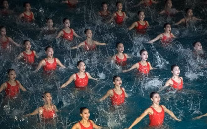 Màn trình diễn múa nước độc nhất vô nhị do các nghệ sĩ chuyên nghiệp CHDND Triều Tiên thực hiện tại gala bơi lội ở Bình Nhưỡng. Ảnh: Getty Image