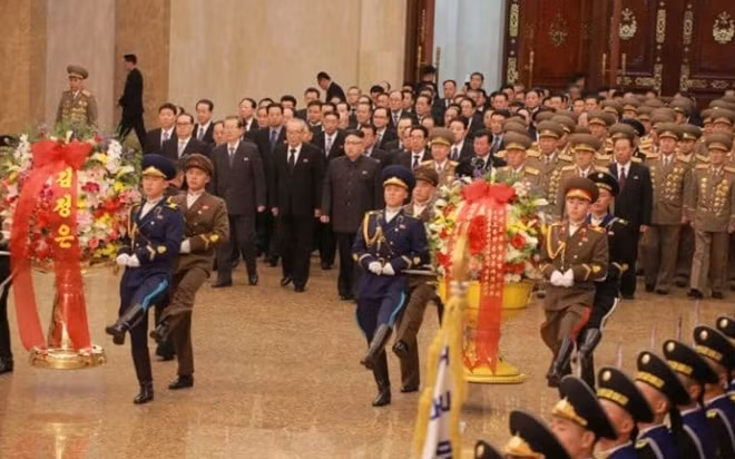 Nhà lãnh đạo Triều Tiên Kim Jong-un và các quan chức vào lăng viếng cố Chủ tịch Kim Jong-il ngày 16-2 (Ảnh: KCNA/Reuters).