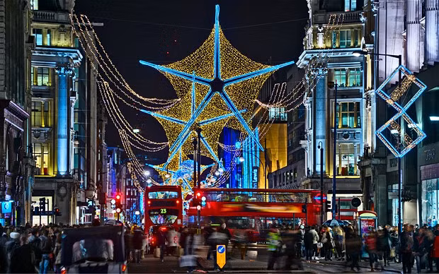 Oxford Street, con phố sầm uất và bận rộn nhất của Vương quốc Anh như biến hình thành một xứ sở hoàn toàn khác, nơi những ánh đèn rực rỡ của Giáng sinh đã ôm trọn lấy mọi góc phố, đem niềm vui năm mới đến với du khách và người dân. Ảnh: Betty
