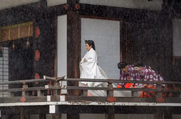 Dưới màn mưa, Hoàng hậu Masako rảo bước tiến về phía ngôi chùa tọa lạc trong khuôn viên khu bảo tồn của Hoàng gia, chuẩn bị cho các nghi thức đầu tiên diễn ra vào sáng cùng ngày. Ảnh: Kyodo Dưới màn mưa, Hoàng hậu Masako rảo bước tiến về phía ngôi chùa tọa lạc trong khuôn viên khu bảo tồn của Hoàng gia, chuẩn bị cho các nghi thức đầu tiên diễn ra vào sáng cùng ngày. Ảnh: Kyodo