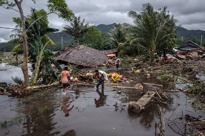 Người dân tìm kiếm đồ đạc trong những đống đổ nát. Ảnh: Getty