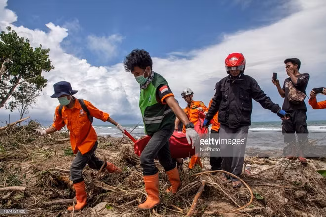 Lực lượng cứu hộ chạy đua với thời gian với hi vọng tìm thấy người còn sống. Ảnh: Getty