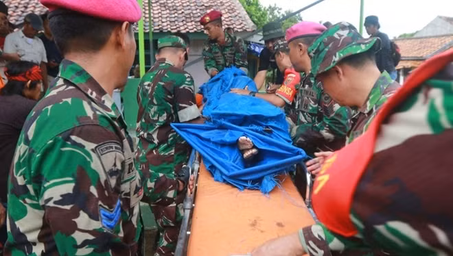 Lực lượng cứu hộ đưa thi thể các nạn nhân ra khỏi khu vực đổ nát. Ảnh: Getty